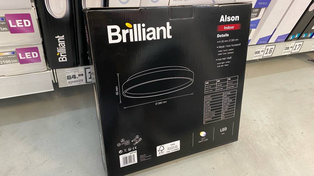 LED-Deckenleuchte getestet: Eine Verpackte Leuchte von hinten lehnt an einem Regalbrett.