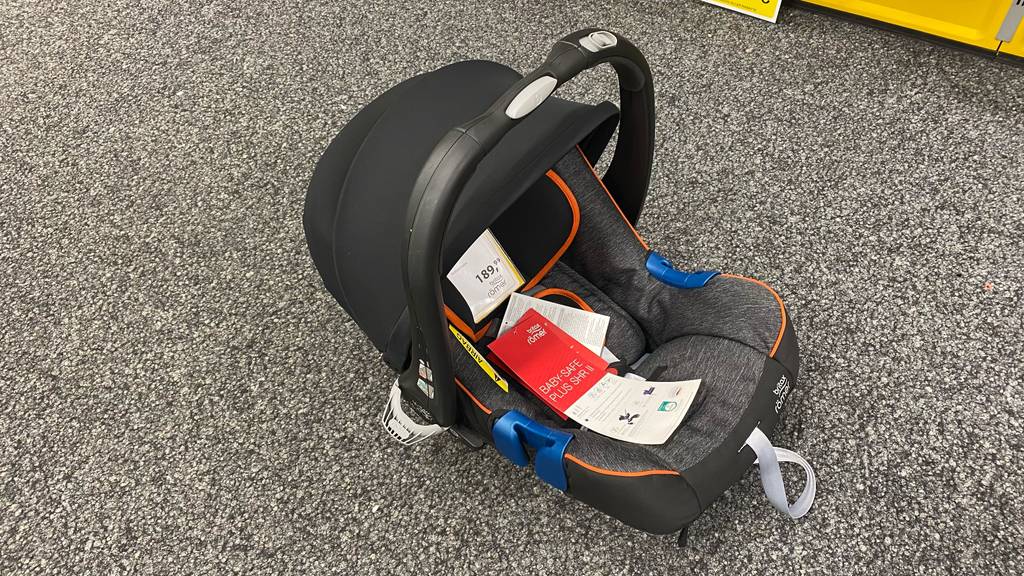 Ein getesteter Kindersitz Gruppe 2 von schräg oben steht auf einer grauen Oberfläche.