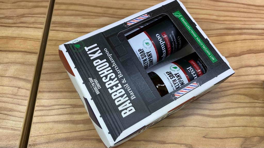 Bartpflege-Set-Test: eine Packung Bartpflege-Set mit Bartöl und Bartshampoo darin liegend.