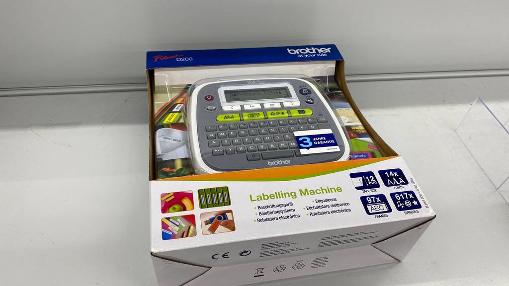 Beschriftungsgerät im Test: Verpackung vom Beschriftungsgerät liegt vor einer weißen Wand.