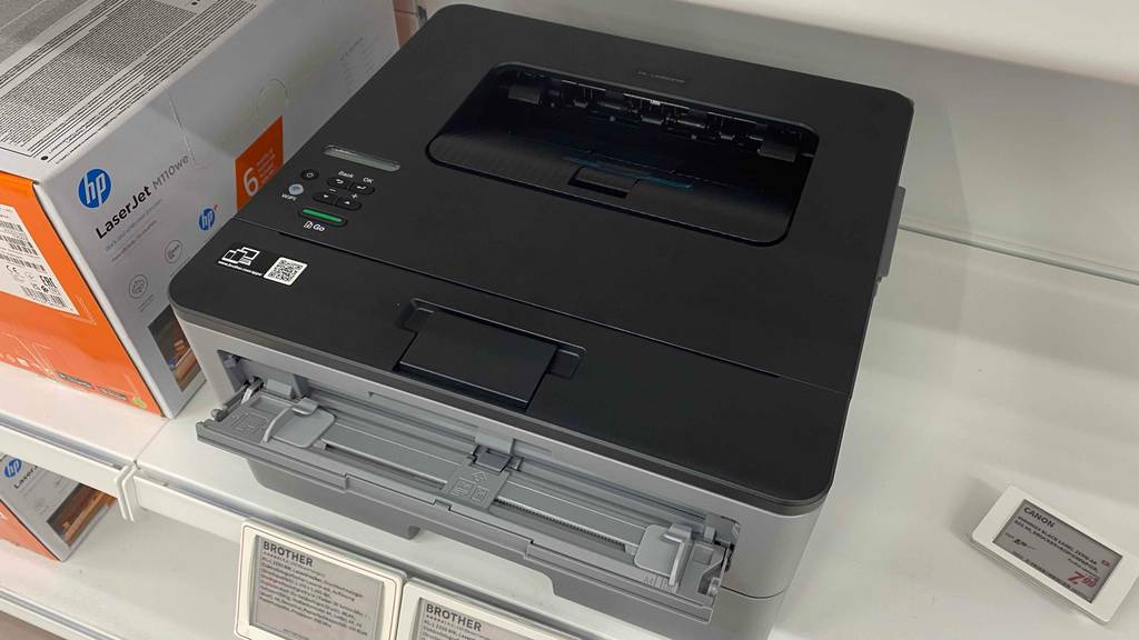 Brother-Farblaserdrucker getestet: schwarz-grauer Brother-Farblaserdrucker mit Tasten an der Oberseite des Druckers.