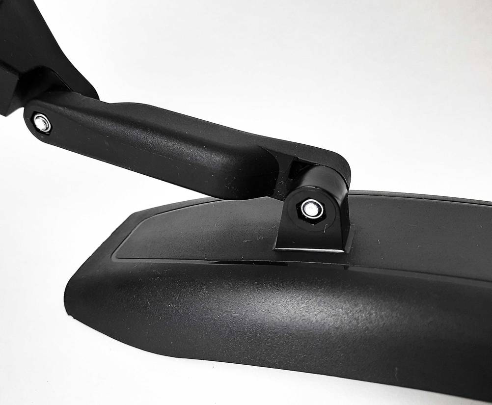 Das bewegliche Teil eines getesteten Fahrrad-Schutzblechs im Fokus.