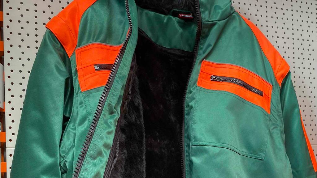 Schnittschutzjacke getestet: eine geöffnete Schnittschutzjacke mit Fütterung im inneren der Jacke.