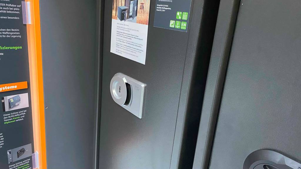 Waffenschrank getestet: ein grauer Waffenschrank mit Schlüsselschloss.