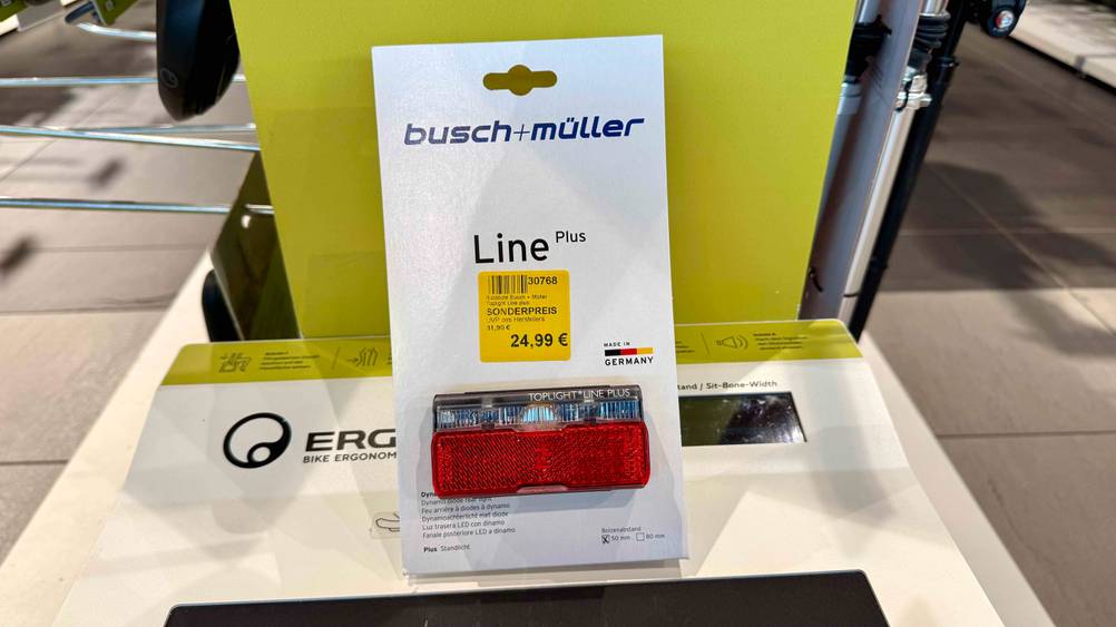 Das getestete Fahrrad-Rücklicht mit Bremslicht, ist an der Verpackung befestigt.