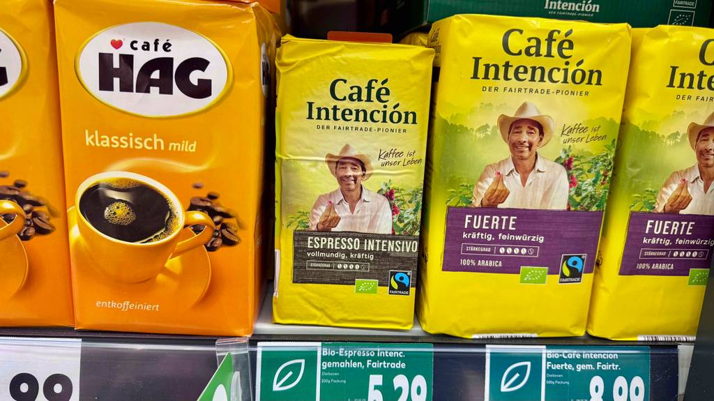 Test: Mehrere Packungen Bio-Espresso stehen in einem Regal neben anderen Kaffees.
