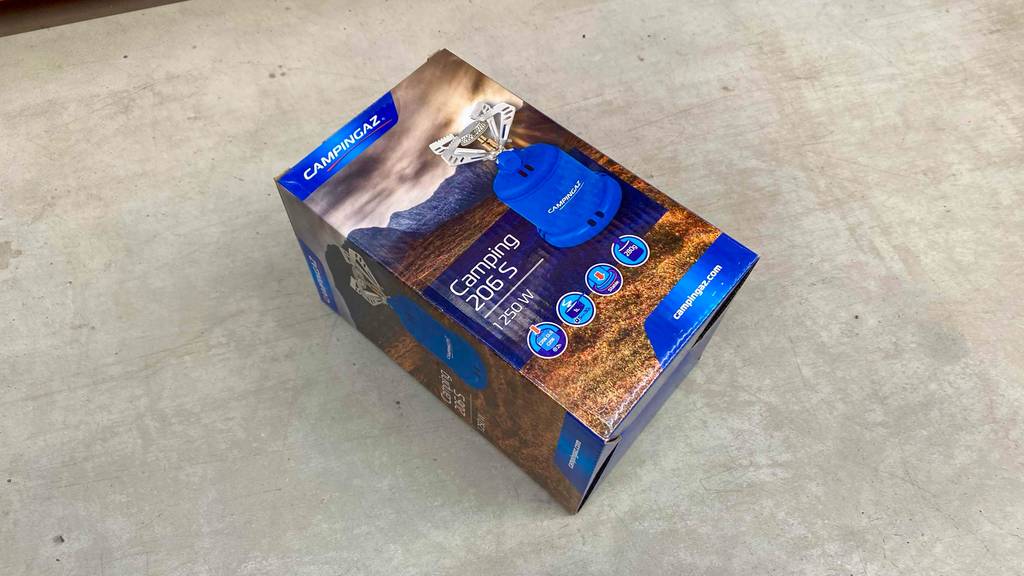 Campingaz-Gaskocher getestet: Ein verpackter Gaskocher liegt auf einem Betonboden.