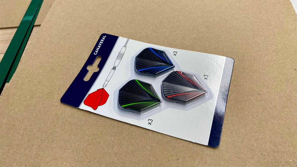 Dart-Flights getestet: eine Packung Dart-Flights in verschiedenen Farben.