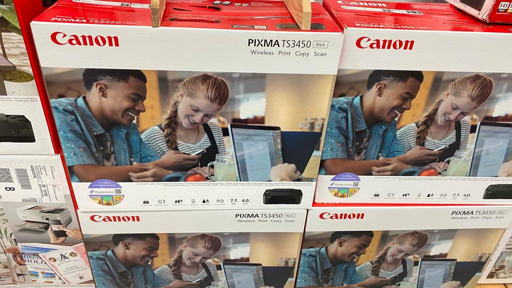 Canon-Multifunktionsdrucker getestet: Mehrere Originalverpackte Geräte über- und nebeneinander