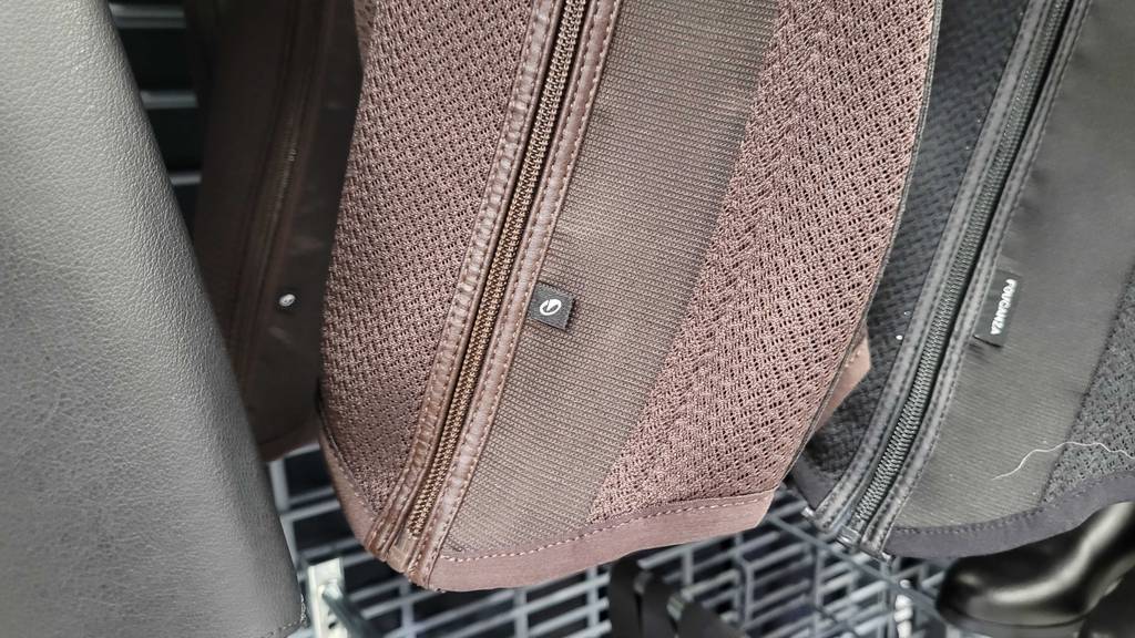 Der Reißverschluss des braunen Reitchaps im Fokus.