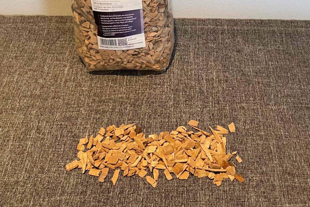 Räucherchips getestet: Räucherchips in einer Verpackung und ein paar ausgestreut.