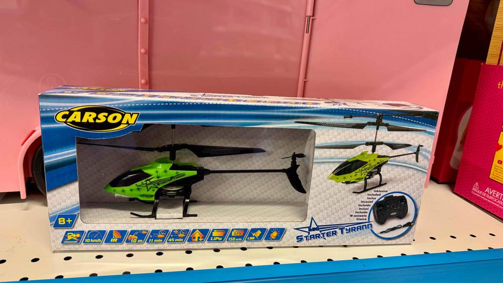 Der getestete ferngesteuerte Hubschrauber steht in einem Regal.