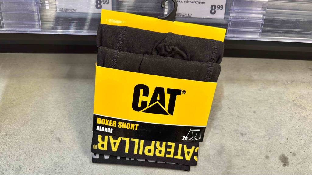 Die Boxershorts im Test befinden sich in einem 2-er-Pack vor einem Verkaufsregal mit Preisschildern.