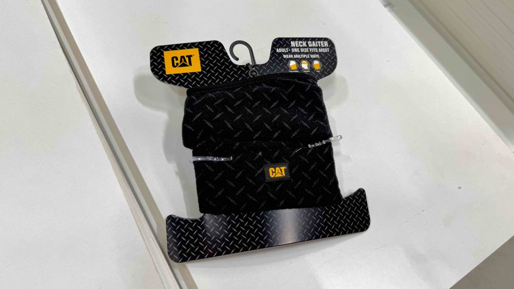 Der getestete Schlauchschal aus dem Hause Cat liegt auf einem weißen Untergrund.