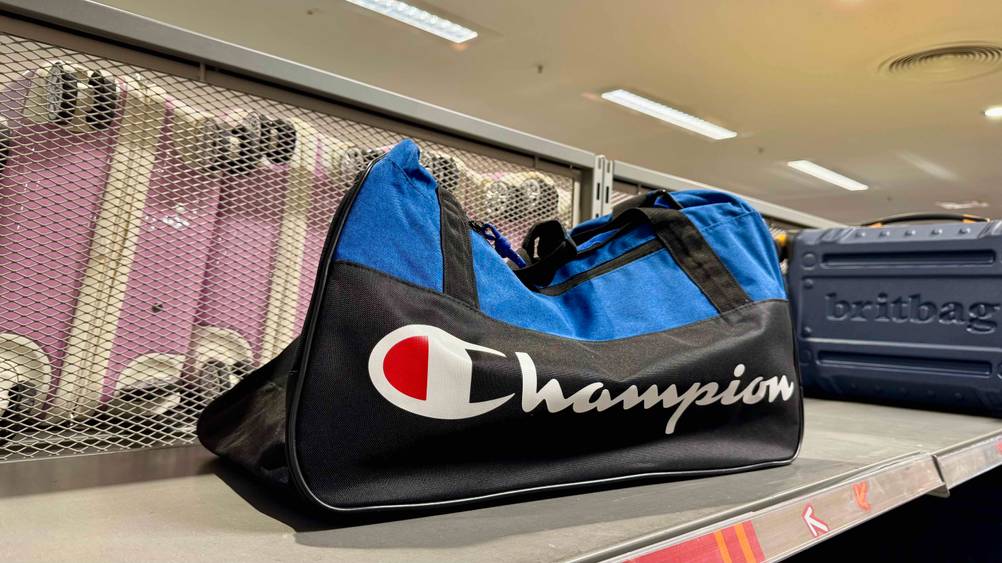 Die getestete Sporttasche steht in einem Regal.