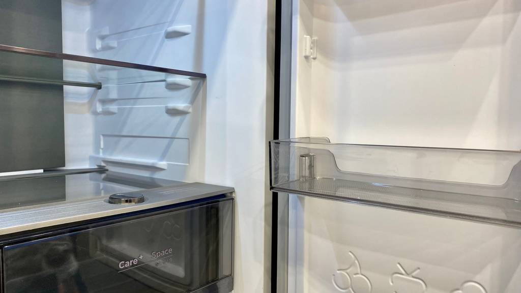 Getesteter Kühlschrank mit Gemüsebox, verstellbarer Ablagefläche und Türfach.