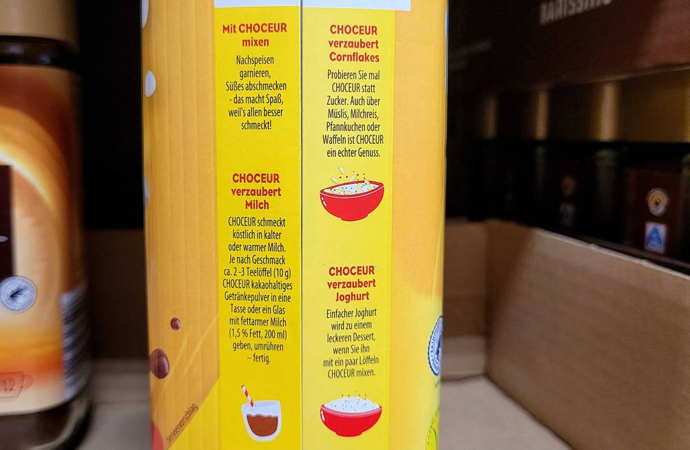 Seitenansicht der Verpackung des getesteten Instant-Kakaos mit Informationen.