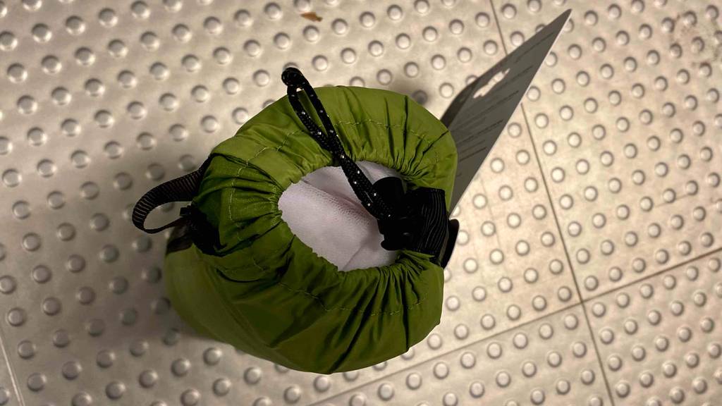 Moskitonetz getestet: Moskitonetz in grüner Aufbewahrungstasche mit Kordelverschluss.