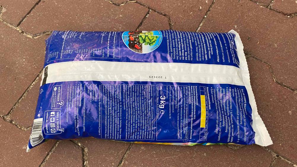 Getesteter Blaudünger von der Rückseite gezeigt
