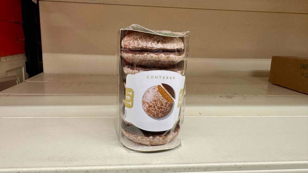 Die getesteten Lebkuchen, welche sich noch in der Verpackung befinden, sind vertikal in einem Regal aufgestellt.