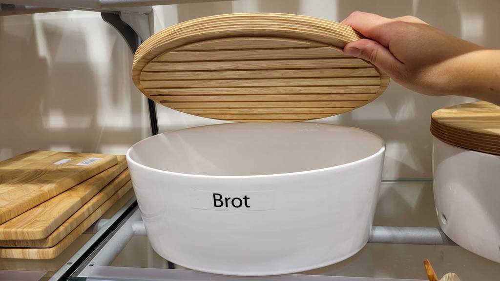 Eine getestete Brotbackform, bei welcher der Deckel aufgehoben wird.