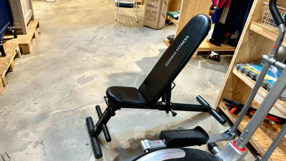 Seitliche Ansicht der getesteten Sit-up-Bank, die in einem Geschäft steht.