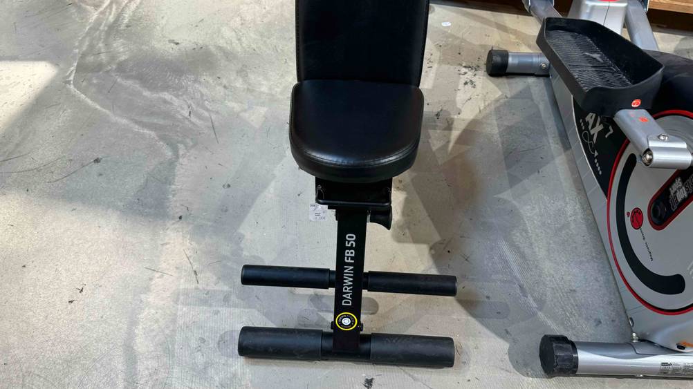 Frontaufnahme der Sitzfläche der getesteten Sit-up-Bank.