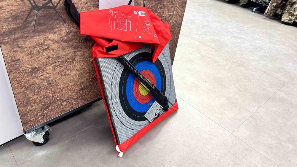 Bogenset-Test: Ein Bogenset ist an einem Aufsteller angelehnt.