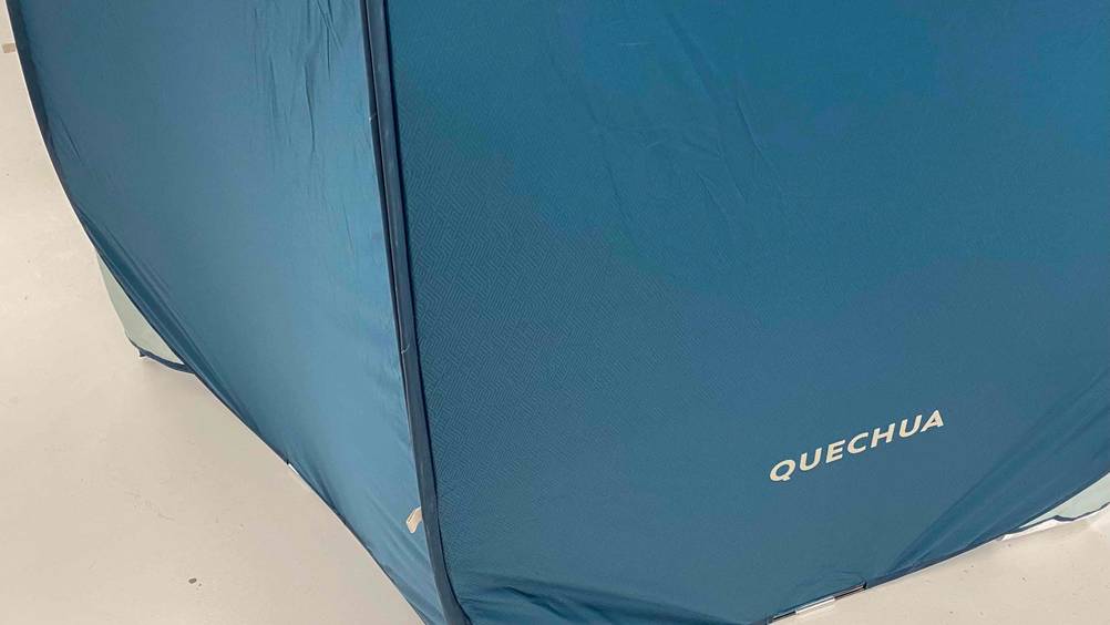 Nahaufnahme der Ecke mit Gestänge eines getesteten Duschzeltes.