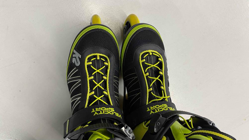 Inline-Skates-Herren getestet: vorderer Teil von Inline-Skates im Fokus, mit gelben Applikationen.