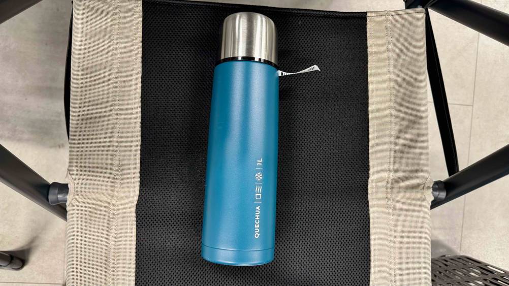 Die getestete Isolierflasche-1-Liter liegt auf einem Sessel.
