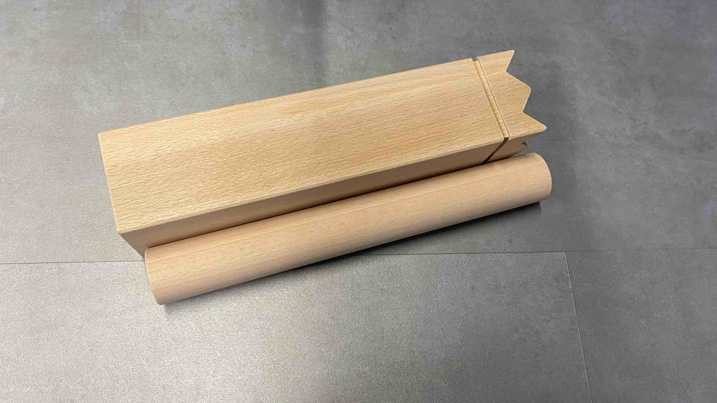 Kubb getestet: Zwei Teile eines Kubb-Spiels liegend auf einem Boden.