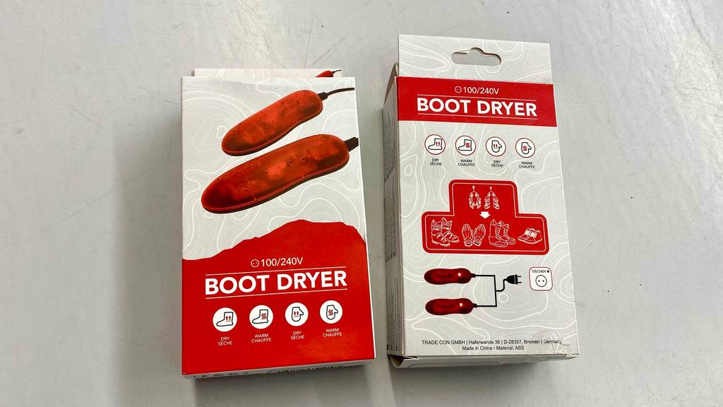 Schuhtrockner getestet: zwei Verpackungen von Schuhtrockner liegen auf einem Boden mit Hinweisen zum Gebrauch.