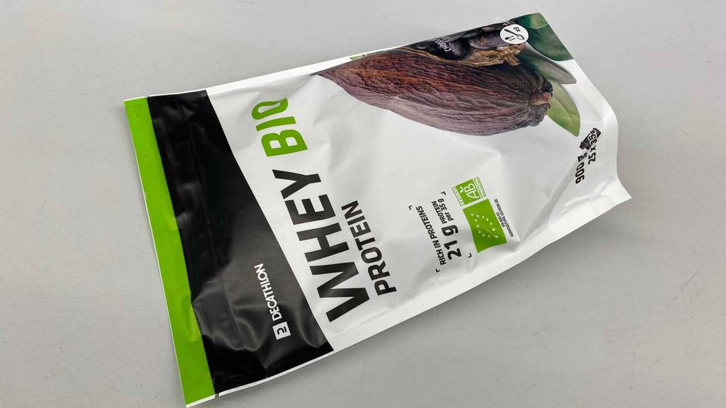 Bio-Whey-Protein im Test: Eine Packung liegt quer auf einer hellen Oberfläche