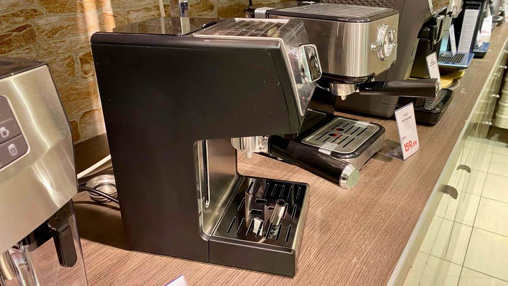 De’Longhi Siebträger-Maschine getestet: einne De’Longhi Siebträger-Maschine von der Seite ersichtlich.