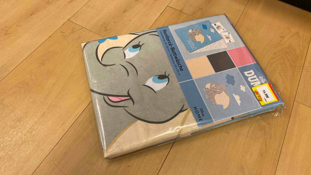 Renforcé-Bettwäsche im Test: Renforcé-Bettwäsche ist originalverpackt auf einem Holzboden.