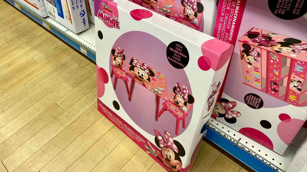 Vor einem Regal lehnt eine getestete Kindersitzgruppe.