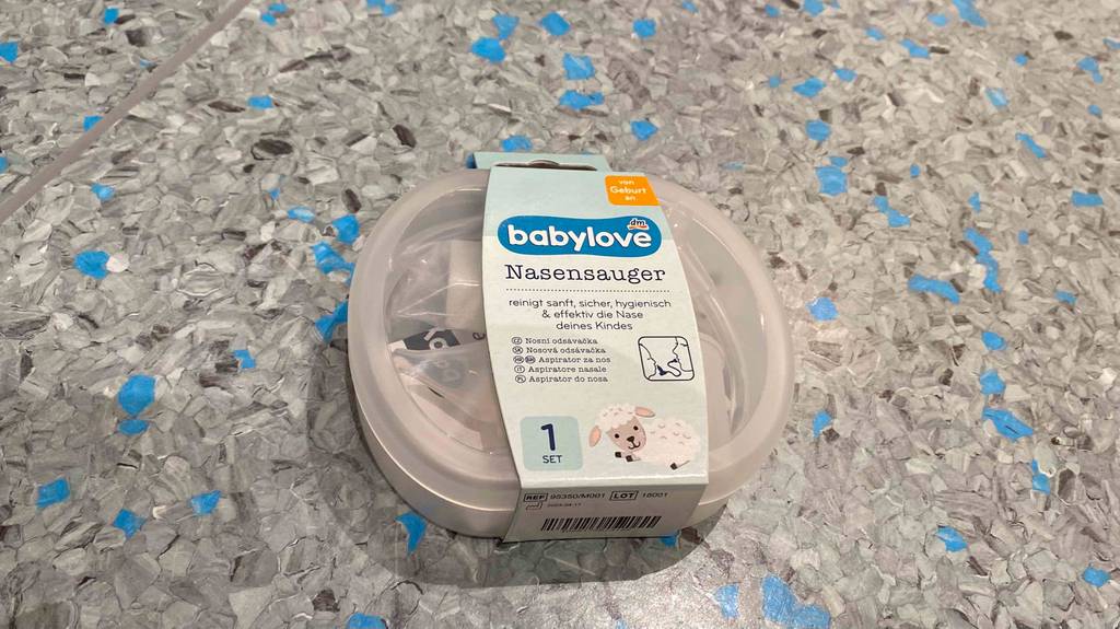 Nasensauger getestet: Babylove Nasensauger mit sanfter Reinigung in Verpackung liegt auf einem Boden. 
