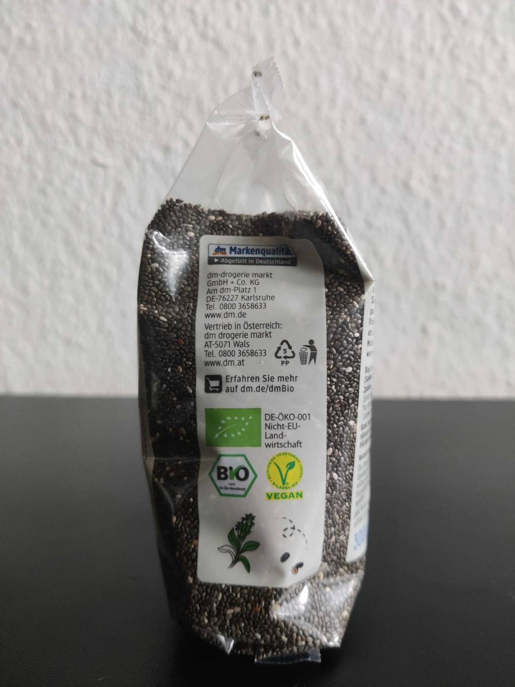Eine Packung getesteter Chia-Samen von der Seite mit Informationen.