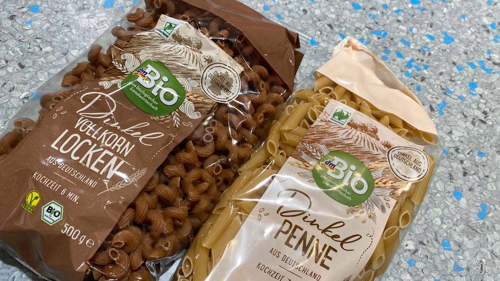 Dinkelnudeln im Test: Zwei Verpackungen von Dinkelnudeln liegen nebeneinander