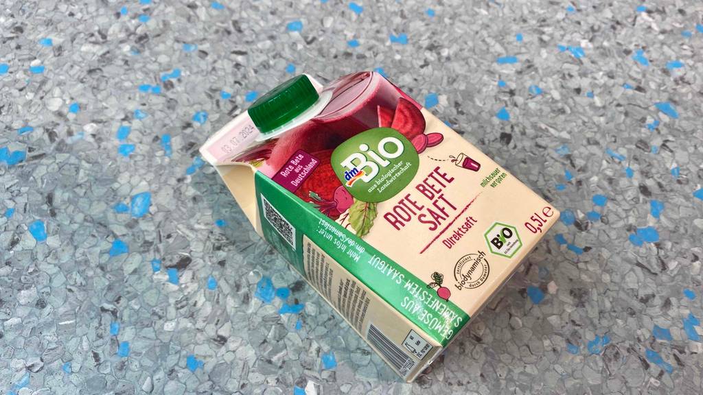 Rote-Bete-Saft im Test: Ein Tetrapack auf Fließen