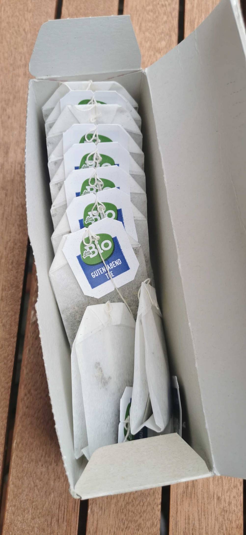 In einer geöffneten Verpackung liegen Beutel des getesteten Lavendeltees.