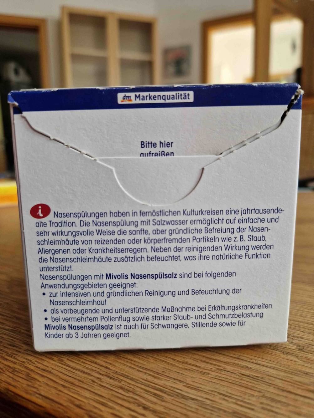 Die Rückseite einer Packung des getesteten Nasenspülsalzes auf einem Tisch.