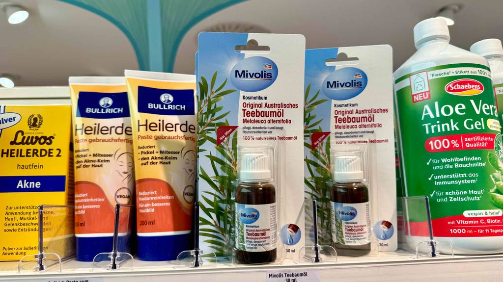 Getestetes Teebaumöl ist in einem Geschäft ausgestellt.