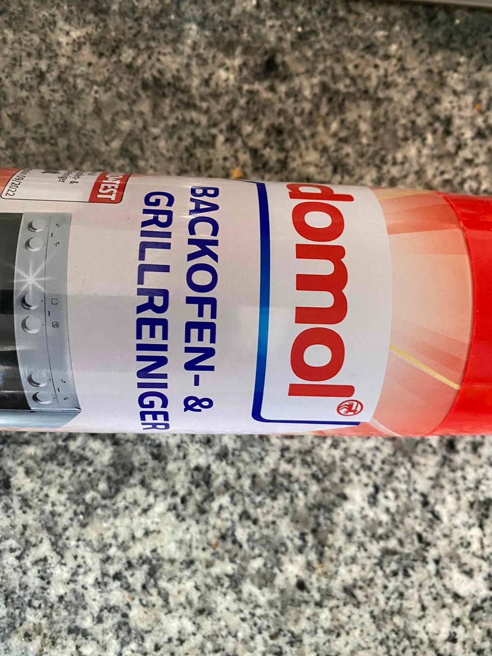 Backofenreiniger-Test: Backofen- und Grillreiniger liegend auf einer Fläche der Marke Domol.