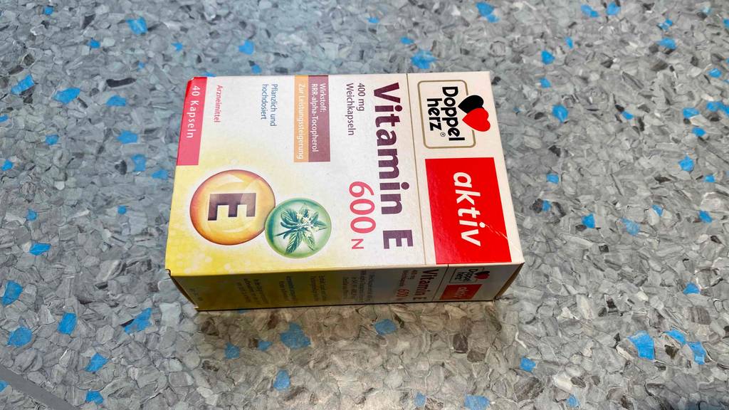 Vitamin E getestet: Eine Packung liegt auf einem Fließenboden
