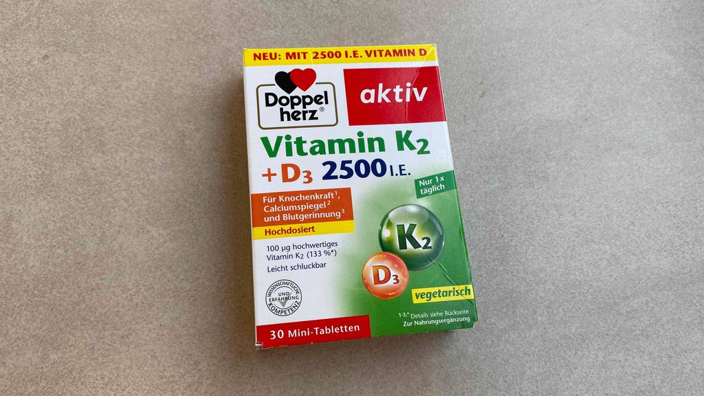 Vitamin-K12 getestet: Verpackung von vegetarische Vitamin-K12-Tabletten mit 30 Mini-Tabletten Inhalt liegt auf einem Boden.