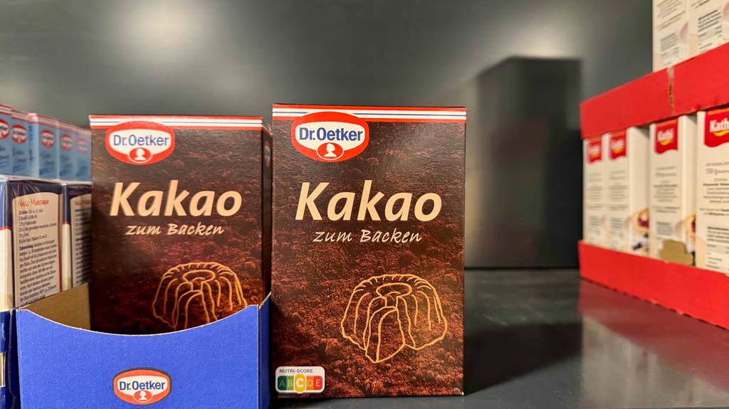 Mehrere Packungen des getesteten Backkakaos stehen in einem Regal.