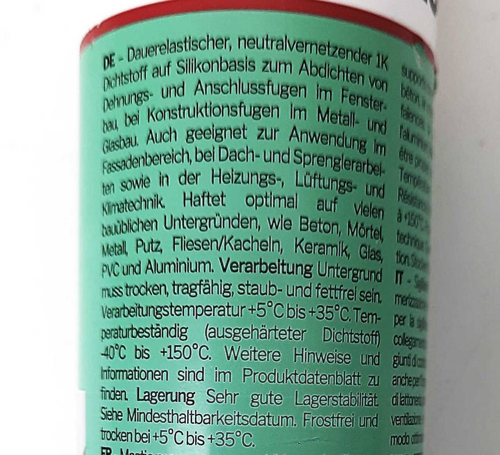 Die Beschreibung auf der Verpackung des getesteten weißen Silikons in Nahaufnahme.