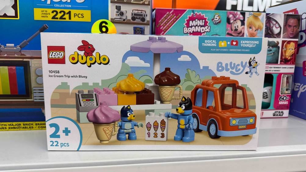 Das getestete Duplo von Bluey steht in einem Regal.